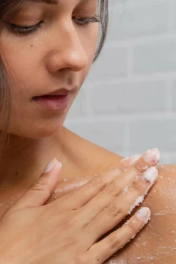 New Gommage corps nourrissant rechargeable au sucre et aux huiles végétales BIO Gommage & Exfoliant
